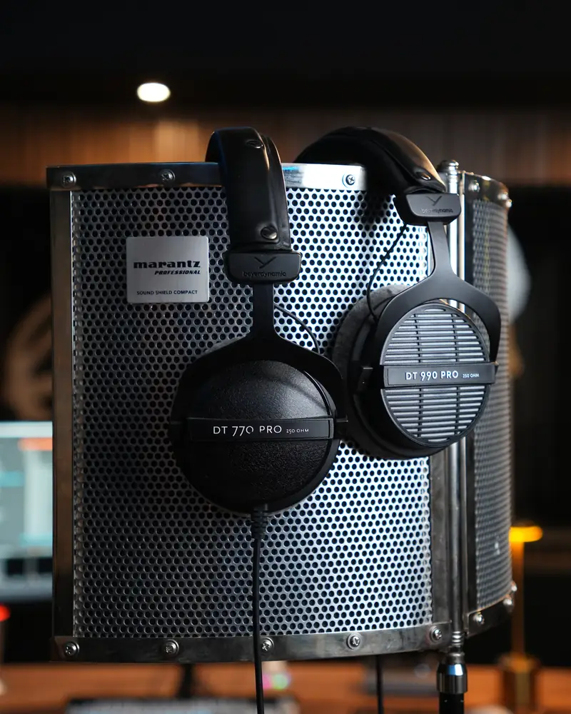 Наушники Beyerdynamic DT 770 PRO и DT 990 PRO на экране Marantz Sound Shield